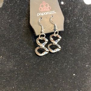 10/$10 💰NWT or $8 without bundle Paparazzi Dangling silver tone earrings.